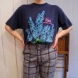 画像1: ネイビー×サックスブルー×グリーン花プリントクルーネック半袖Tシャツ (1)