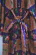 画像16: 70年代パープル×オレンジレッド×ピンク花＆ペイズリー柄リボン付きスクエアネックワイドスリーブ七分袖ロングドレス (16)