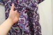 画像20: ペールブルー×ビビットパープル×くすみブルーウエストリボン付きラウンドネック半袖アフリカンバティックロングドレス (20)