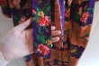 画像17: 70年代パープル×オレンジレッド×ピンク花＆ペイズリー柄リボン付きスクエアネックワイドスリーブ七分袖ロングドレス (17)