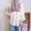 画像5: オフホワイト×ブルー×ピンク花＆鳥刺繍スタンドカラー長袖シャツ (5)