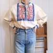 画像6: オフホワイト×ブルー×ピンク花＆鳥刺繍スタンドカラー長袖シャツ (6)
