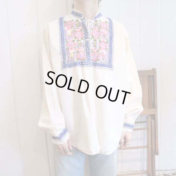 画像1: オフホワイト×ブルー×ピンク花＆鳥刺繍スタンドカラー長袖シャツ (1)