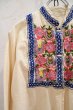 画像12: オフホワイト×ブルー×ピンク花＆鳥刺繍スタンドカラー長袖シャツ (12)