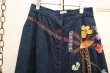 画像11: 70年代 インディゴブルー花刺繍＆花装飾フロントボタンデニムロングスカート (11)