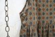 画像10: ”Eddie Bouer”カーキ×オレンジ×くすみグリーン抽象柄ポケット付きラウンドネックノースリーブコーデュロイオーバードレス (10)