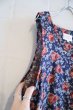 画像10: ブルー×ピンクレッド花柄ポケット付きフロントボタンラウンドネックノースリーブドレス (10)