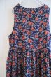画像16: ブルー×ピンクレッド花柄ポケット付きフロントボタンラウンドネックノースリーブドレス (16)