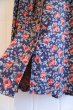 画像14: ブルー×ピンクレッド花柄ポケット付きフロントボタンラウンドネックノースリーブドレス (14)