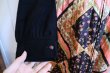 画像5: 60〜70年代ブラック×ピンク×ライムグリーン無地＆花＆ペイズリー柄キルティング切替フロントハーフジップポケット付き開襟長袖ロングドレス (5)