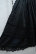 画像12: ブラック無地花刺繍アイレットレース＆ベロアテープベルト付きチロルスカート (12)