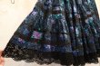 画像9: ブラック×ライトグリーン×パープル花柄サテン＆ビーズ刺繍テープ裾レース付きティアードチロルスカート (9)