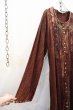 画像9: ブラウン×ダークグリーン刺繍ラウンドネックフロントボタン長袖ドレス (9)