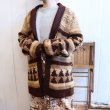 画像4: ▼30％OFF▼　ブラウン×ベージュ抽象柄ショールカラー前開き長袖ニットカーディガン (4)