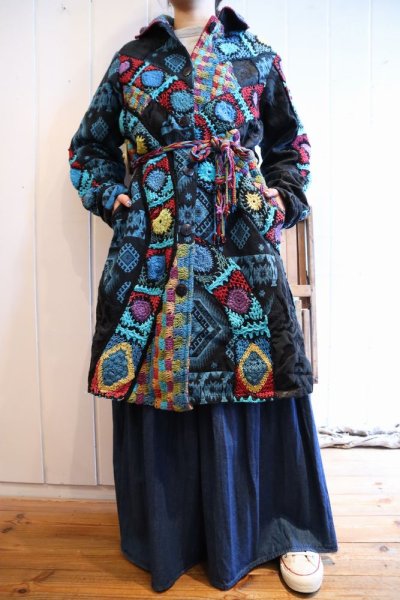 画像1: ブラック×ブルー×カラフルネイティブ柄かぎ編み切替ウエスト紐＆ポケット付き長袖ライトコート (1)