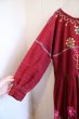 画像10: ダークレッド×カラフルストライプ花刺繍ラウンドネック長袖スリット入りドレス (10)