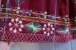 画像15: ダークレッド×カラフルストライプ花刺繍ラウンドネック長袖スリット入りドレス (15)