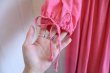 画像9: ピンク花刺繍ポケット＆袖口リボン付きラウンドネック七分袖ドレス (9)
