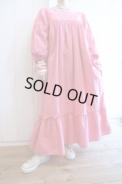 画像1: ピンク花刺繍ポケット＆袖口リボン付きラウンドネック七分袖ドレス (1)