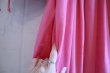画像10: ピンク花刺繍ポケット＆袖口リボン付きラウンドネック七分袖ドレス (10)