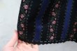 画像9: ブラック×ブルー×ピンクストライプ＆花柄裾レースポケット付きチロルスカート (9)