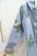 画像12: ライトブルー×グリーン×ホワイト亀ハンドペイント花柄レース＆胸ポケット付き長袖シャンブレーシャツ (12)