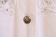画像15: ホワイト花カットワークポケット＆襟付き半袖袖フロントボタンドレス (15)