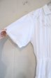 画像8: ホワイト花カットワークポケット＆襟付き半袖袖フロントボタンドレス (8)