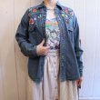 画像5: ブルー×カラフルキノコ＆風景＆花刺繍胸ポケット付き長袖デニムシャツ (5)