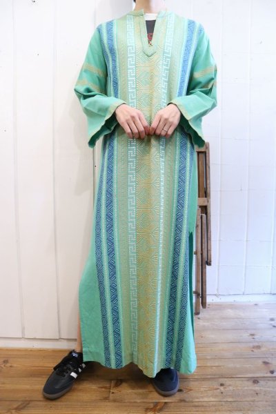 画像1: グリーン×ゴールド×ネイビー刺繍スリットネック長袖ドレス (1)