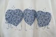 画像8: made in USA "JERZEES"ホワイト×くすみブルーリボンペイント花柄ハート型パッチ付きクルーネックラグランスリーブ長袖スウェット (8)
