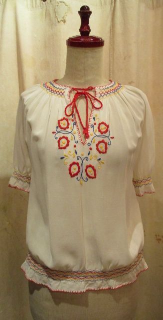 50〜60年代ホワイト×レッド×ブルースリットネックリボン付き半袖