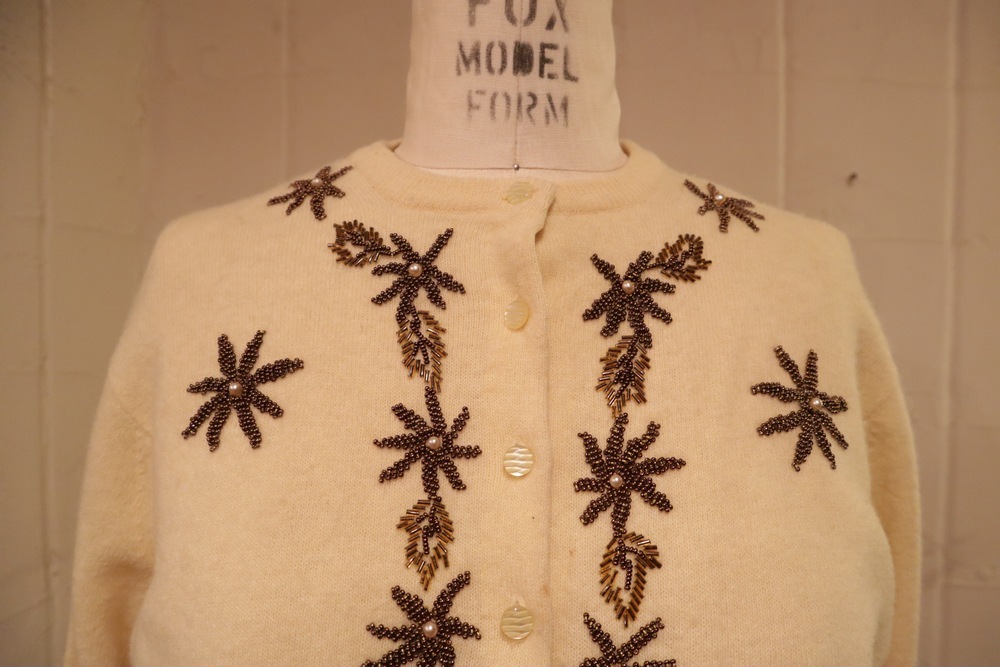 50〜60年代ペールイエロー×ブラウンお花ビーズ刺繍クルーネック長袖