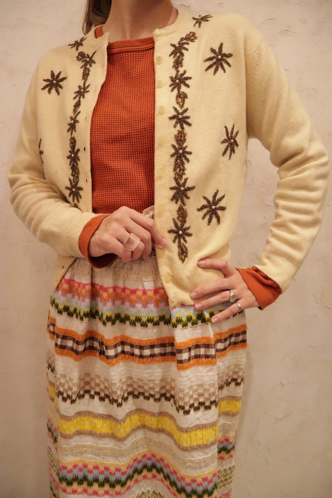 50〜60年代ペールイエロー×ブラウンお花ビーズ刺繍クルーネック長袖