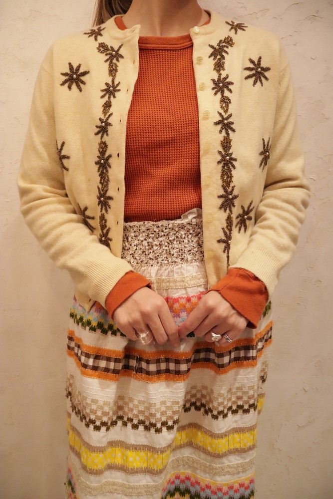 50〜60年代ペールイエロー×ブラウンお花ビーズ刺繍クルーネック長袖 