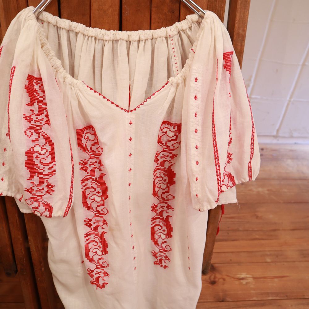60〜70年代ホワイト×レッドルーマニア刺繍ギャザーネック半袖シースルーチュニック