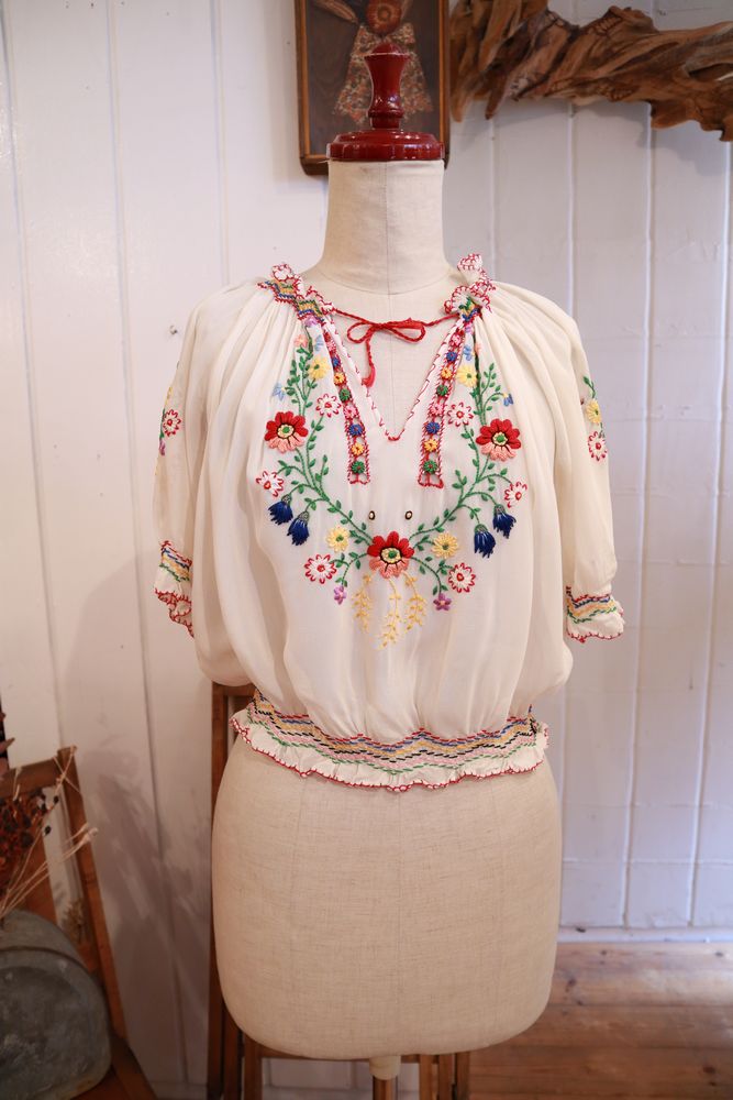 30〜40年代ホワイト×カラフルハンガリー刺繍シャーリング半袖 