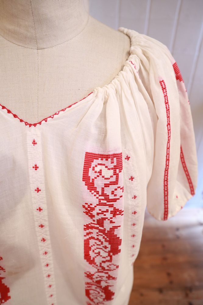 60〜70年代ホワイト×レッドルーマニア刺繍ギャザーネック半袖 
