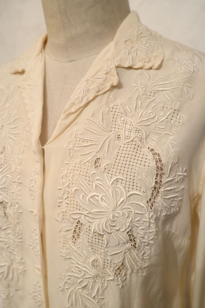 オフホワイト花刺繍開襟長袖シルクチャイナブラウス - Ｆｉｚｚ-select