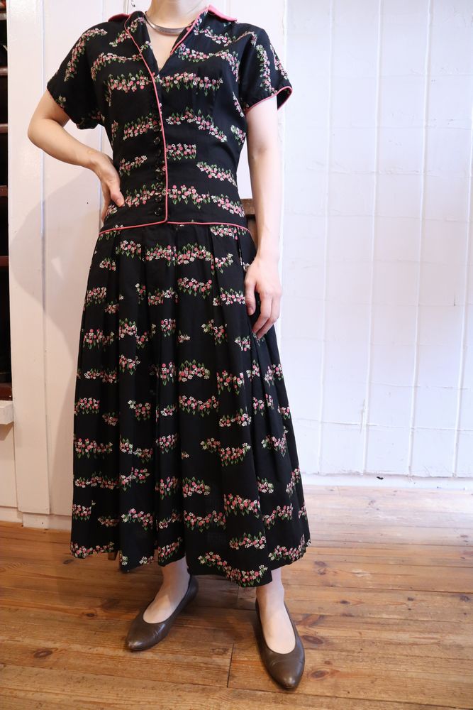 50年代ブラック×ピンク花柄パイピング開襟半袖ドレス - Ｆｉｚｚ ...