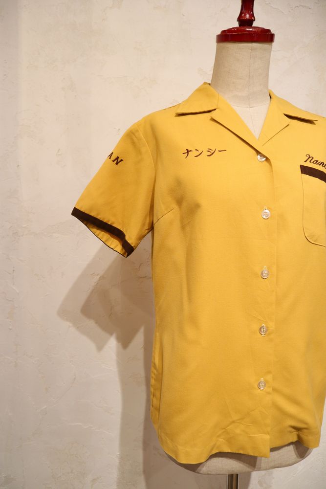 70年代マスタードイエロー×ブラウンネーム＆風景刺繍胸ポケット付き 