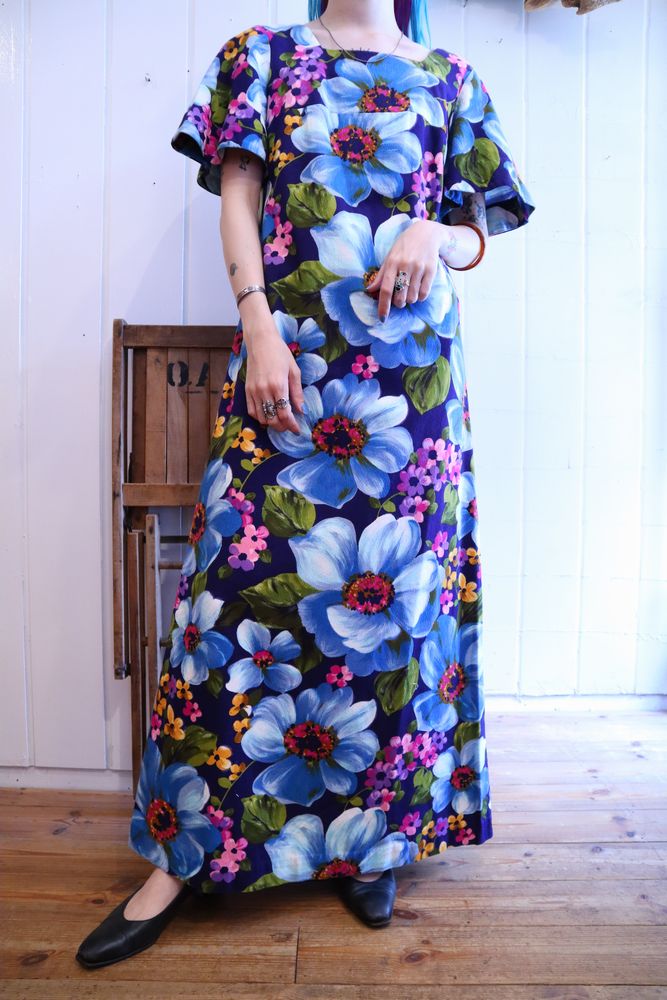 70年代ネイビー×サックスブルー×ピンク花柄スクエアネックフレアスリーブ半袖ハワイアンロングドレス Ｆｉｚｚ-select Lady's  vintage clothing-