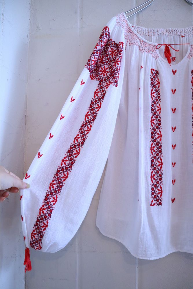 vintageホワイト×レッド×ボルドー幾何学模様ルーマニア刺繍リボン付き