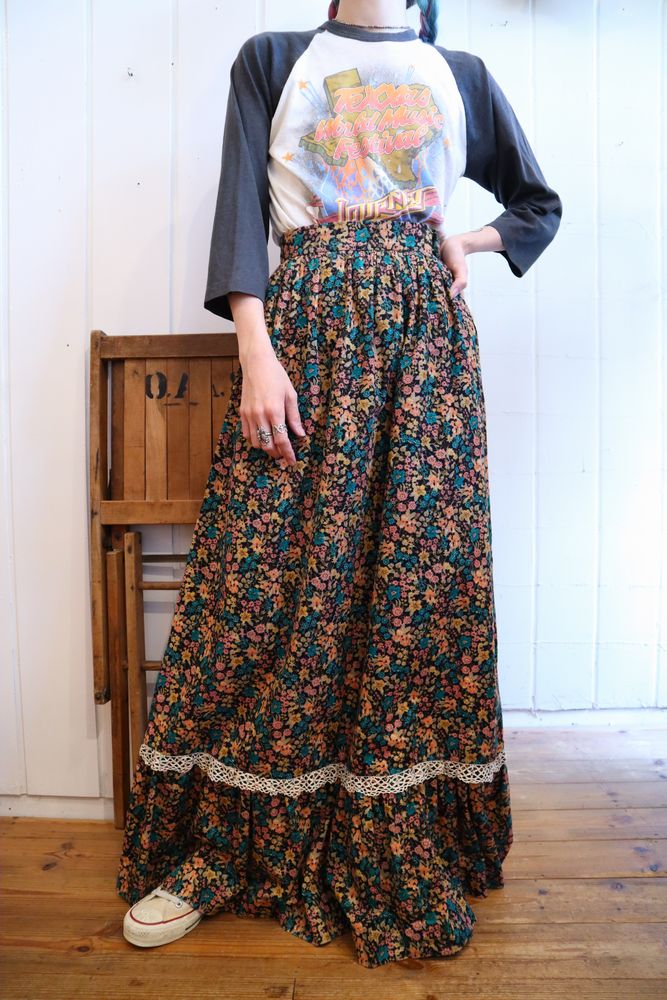 ブラック×ターコイズブルー×ベージュ小花柄コーデュロイロングスカート Ｆｉｚｚ-select Lady's vintage clothing-