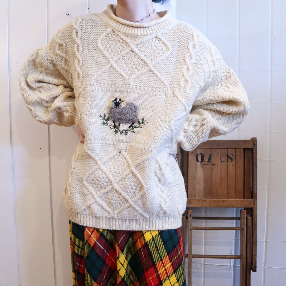 ホワイト×グレー羊＆リーフ刺繍つな編みハイネック長袖