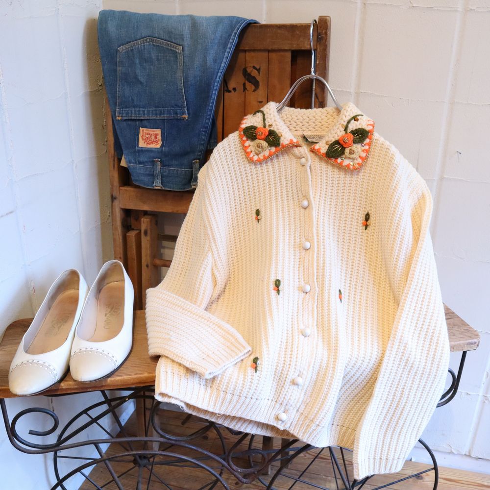 50〜60年代オフホワイト×オレンジ花刺繍＆スパンコール襟付き長袖