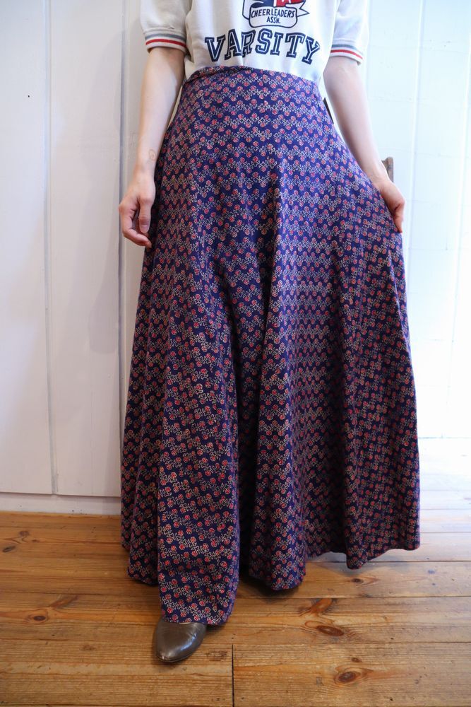 60年代ネイビー×レッド×ベージュ花柄インドコットンロングスカート Ｆｉｚｚ-select Lady's vintage clothing-