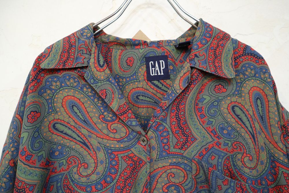 GAP”グレー×レッドペイズリー柄ポケット付き開襟半袖レーヨンシャツ