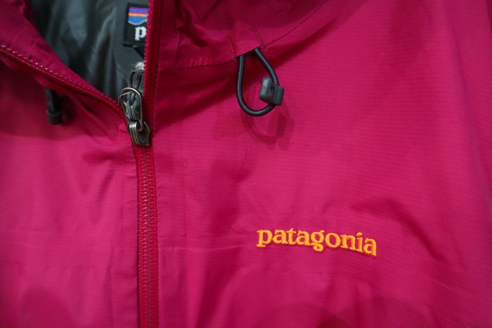 patagonia”ビビッドピンク無地GORE-TEX長袖ナイロンジャケット