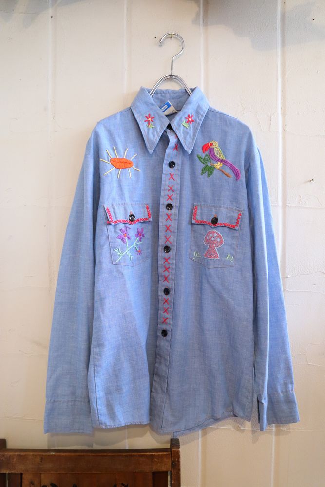 Sears”ライトブルー×カラフル太陽＆花＆鳥刺繍胸ポケット付き長袖 